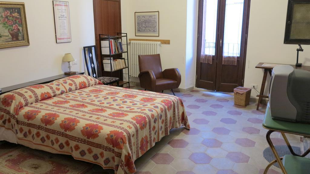 B&B Del Teatro سولمونا الغرفة الصورة