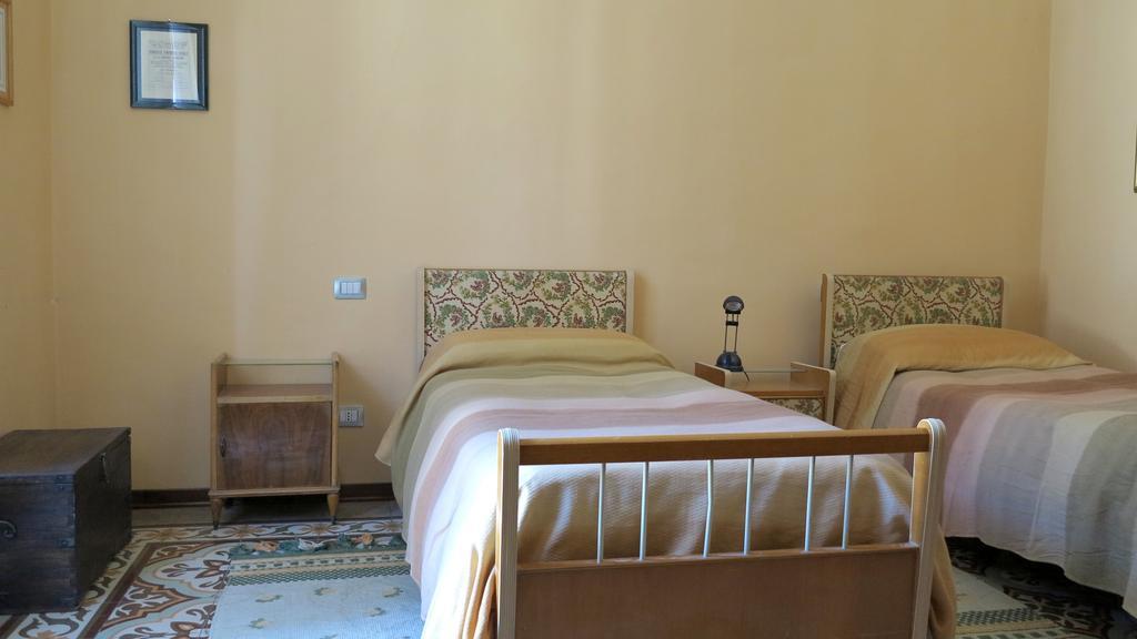 B&B Del Teatro سولمونا الغرفة الصورة