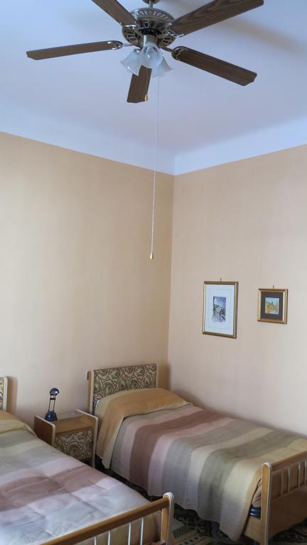 B&B Del Teatro سولمونا الغرفة الصورة
